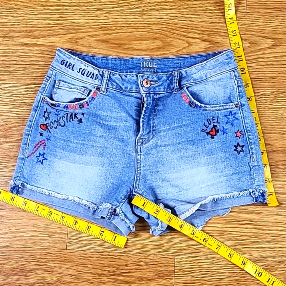 TRUE CRAFT GIRLS PRE-OWNED FADED DISTRESSED EMBROIDERED ART DENIM JEAN SHORT 5x3